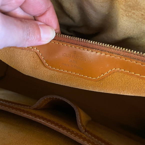 Authentic Louis Vuitton epi fawn large bag - Picture 9 of 10